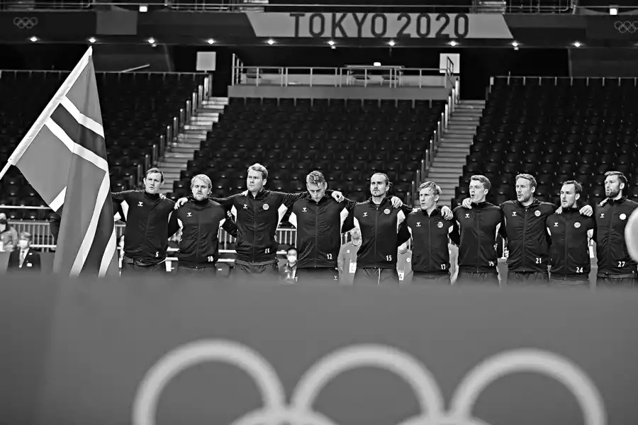 CUARTOS DE FINAL EN HANDBALL. La delegación de Noruega antes del partido contra Dinamarca en el estadio Yoyogi.