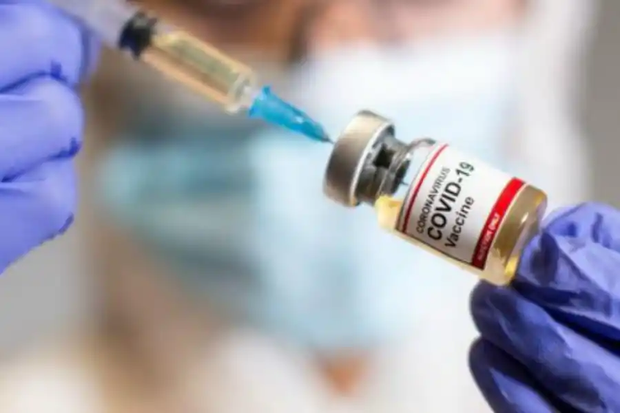 EN PROCESO. Los estudios le permitirán al Gobierno combinar dosis para completar la vacunación. LA GACETA