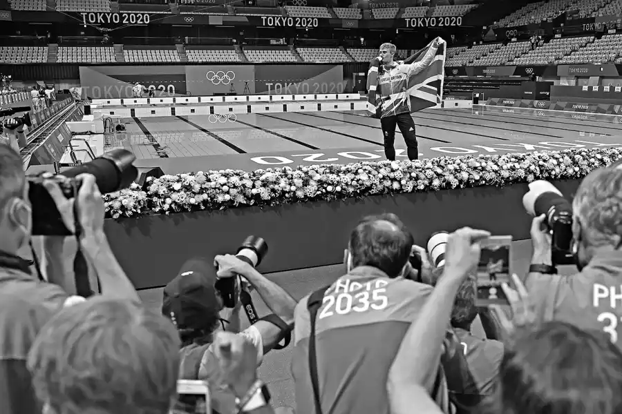 LA SATISFACCIÓN DEL BRONCE. El clavadista británico Jack Laugher posa con su medalla y su bandera en el centro acuático de Tokio. 