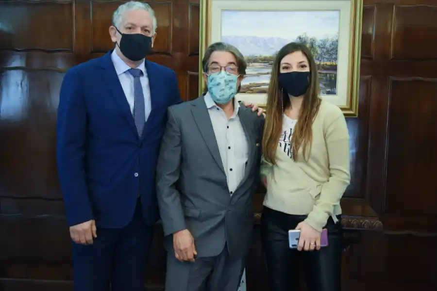 PERTENENCIA. El secretario Roberto Delgado cumplió 40 años en LA GACETA; en la imagen, flanqueado por el secretario de Redacción, Federico van Mameren, y por la gerenta de Recursos Humanos, Julieta Asaf.