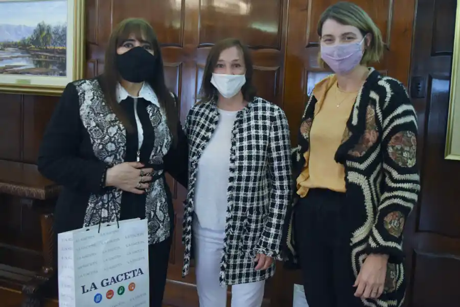 TODA UNA VIDA JUNTO AL DIARIO. Nancy Tapia y Patricia Perea reciben un reconocimiento por sus 30 años en LA GACETA, de manos de la gerenta Comercial del diario, Patricia Ribone.