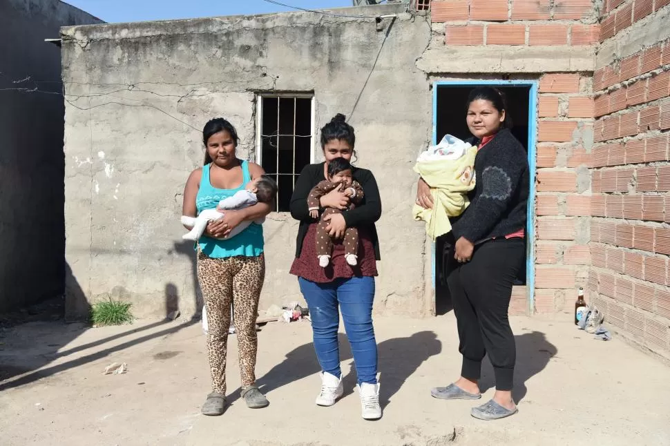 TRES BEBES EN LA FAMILIA. Micaela Casandra Peralta, Sofía Pistán y Selena Peralta sufren diarias necesidades y sobreviven gracias al comedor. 