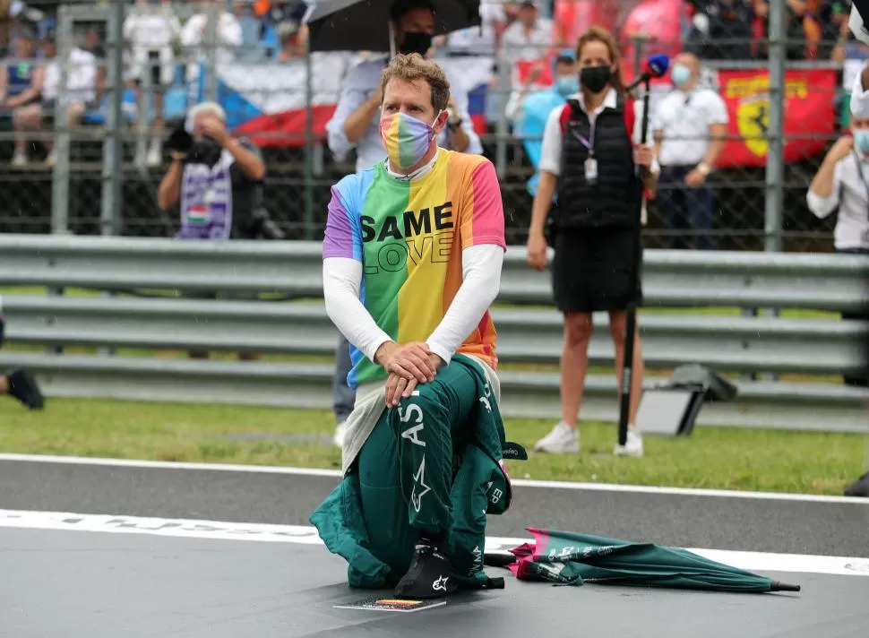 POLÉMICA. Sebastian Vettel llegó en la ceremonia inicial con una remera con los colores de la diversidad sexual REUTERS