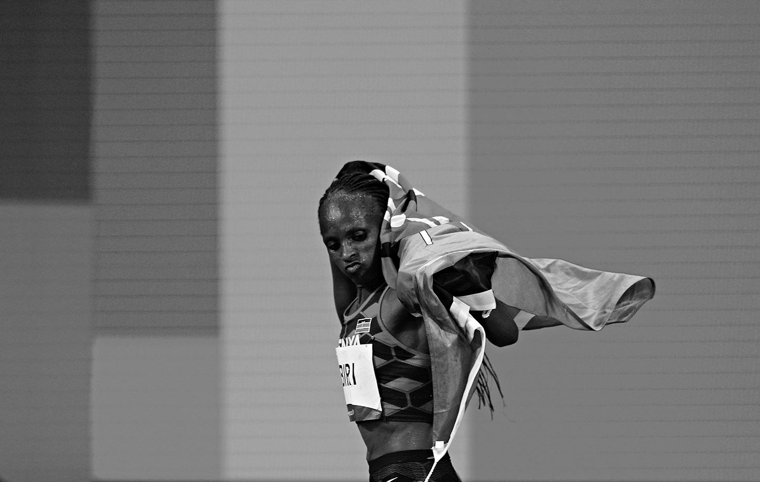 CELEBRACIÓN PARA KENIA. La atleta Hellen Obiri festeja haber ganado la medalla de plata en la carrera de 5.000 metros.