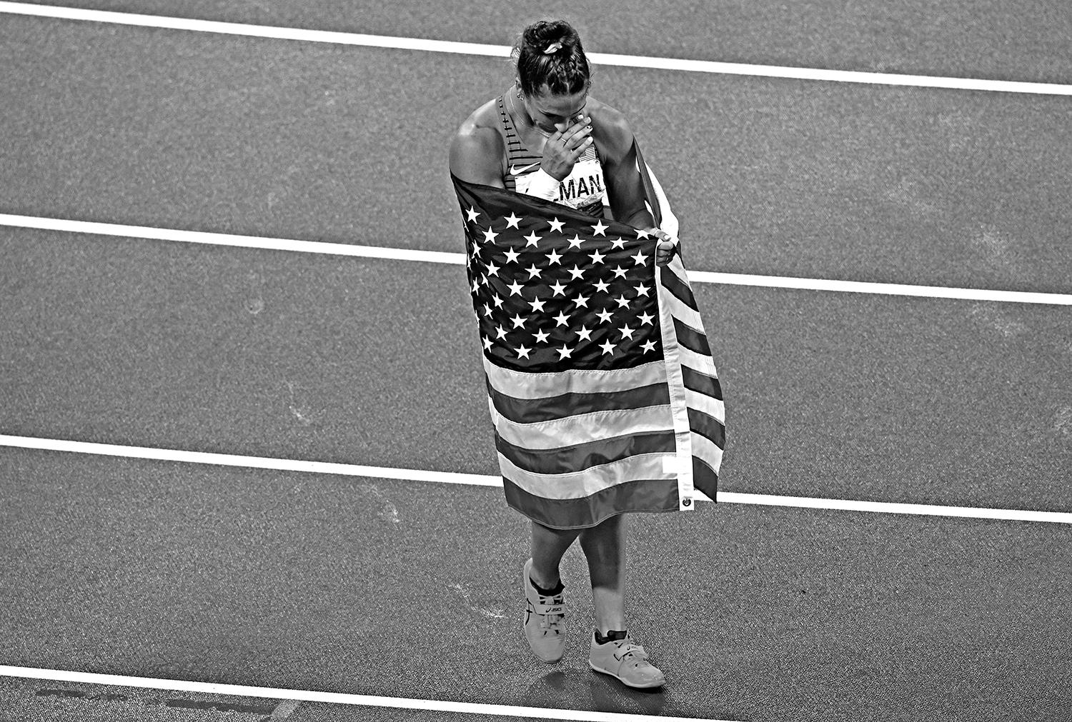 DORADA POR EL DISCO. La lanzadora norteamericana Valarie Allman se envuelve en su enseña después de obtener la medalla de oro.