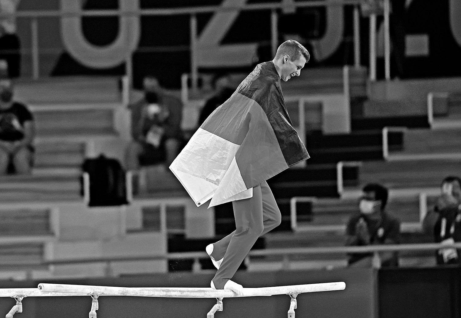 SATISFACCIÓN GERMANA. El especialista en barras paralelas alemán Lukas Dauser celebra satisfecho haber ganado la medalla de plata en gimnasia artística en el centro Ariake.
