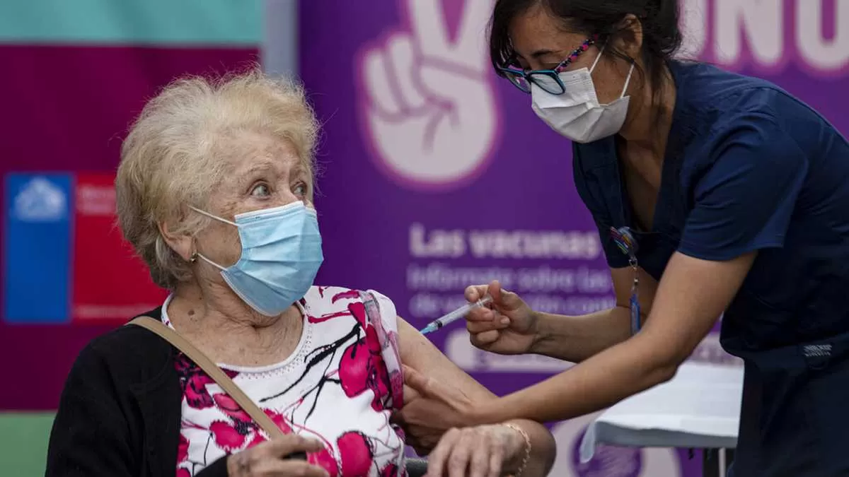CHILE. El Gobierno anunció que las personas vacunadas con Sinovac recibirán una tercera dosis de refuerzo.