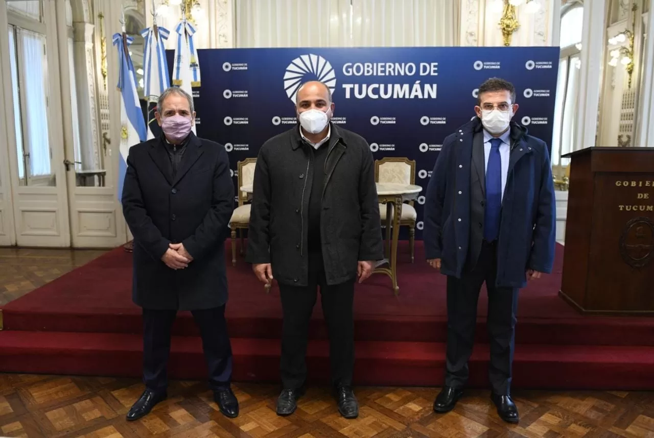 En el centro, Manzur. A la izquierda, Sergio Palazzo y a la derecha, Carlos Cisneros.. Prensa Gobierno