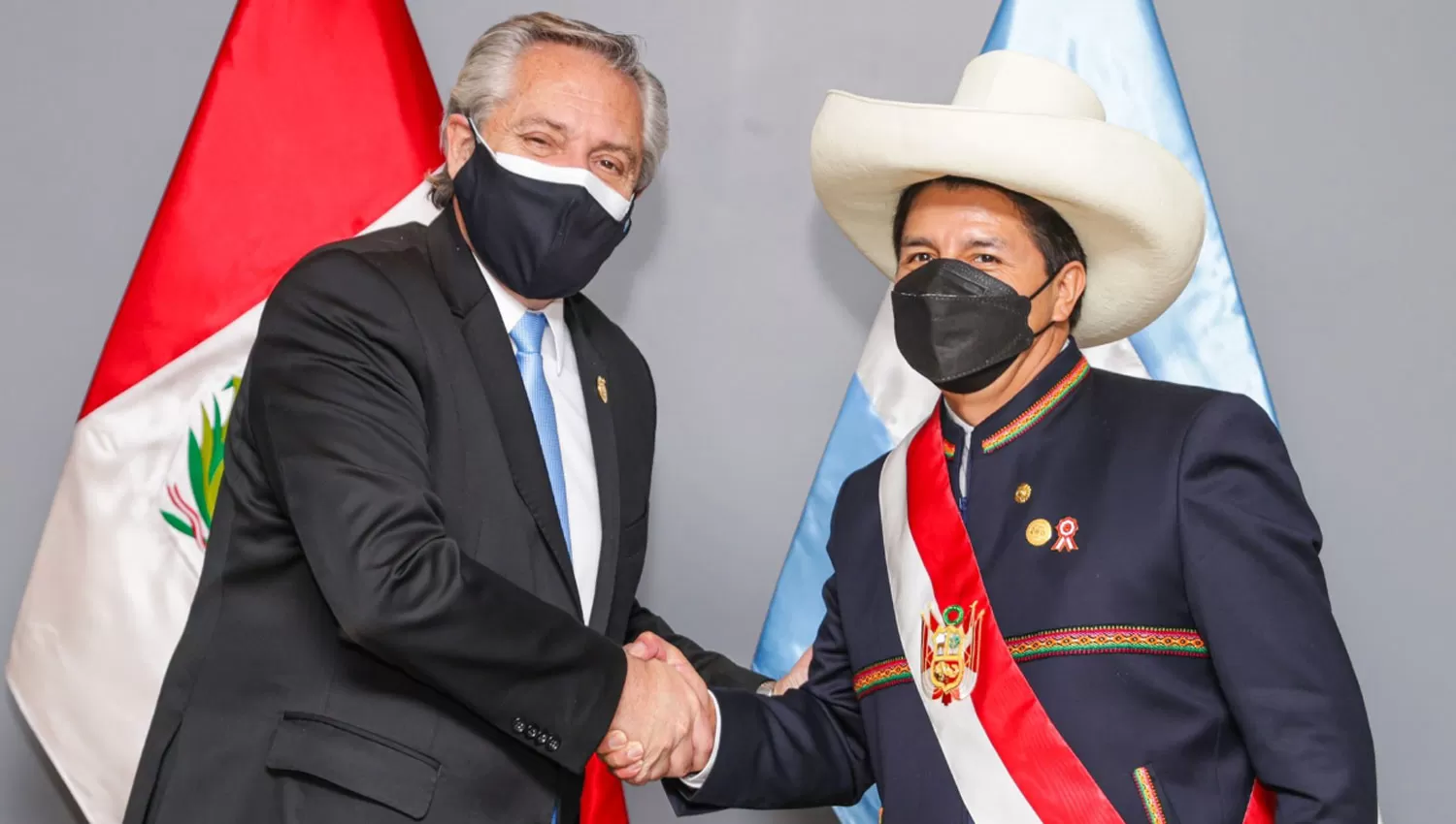 EL VIAJE. Fernández acompañó a Castillo, el nuevo presidente de Perú.