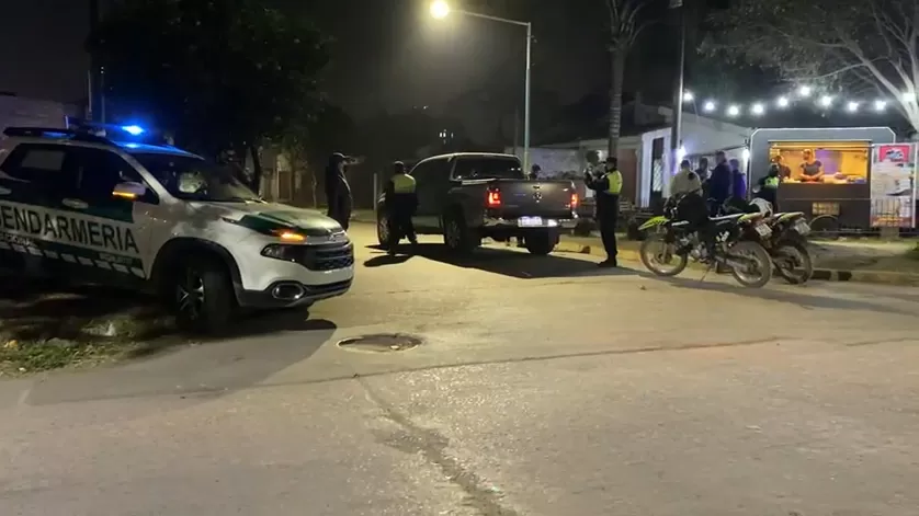 EN LA ESCENA DEL HECHO. Personal de Gendarmería y de la Policía rodean la camioneta en la que se trasladaba la joven empresaria. 