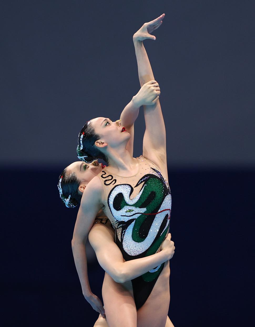 DEL MAR AL CIELO. Las nadadoras artísticas chinas Huang Xuechen y Sun Wenyan durante su performance del lunes.