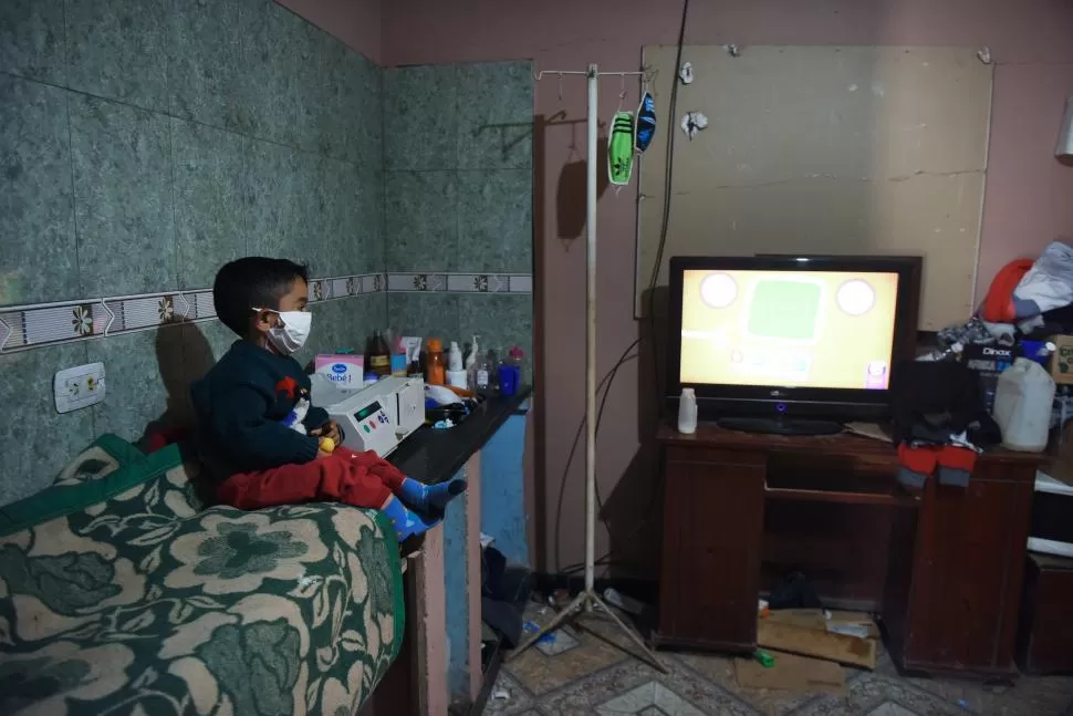 KEVIN ESPERA UN TRASPLANTE. El niño de siete años pasa 13 horas por día conectado a la máquina de diálisis. 