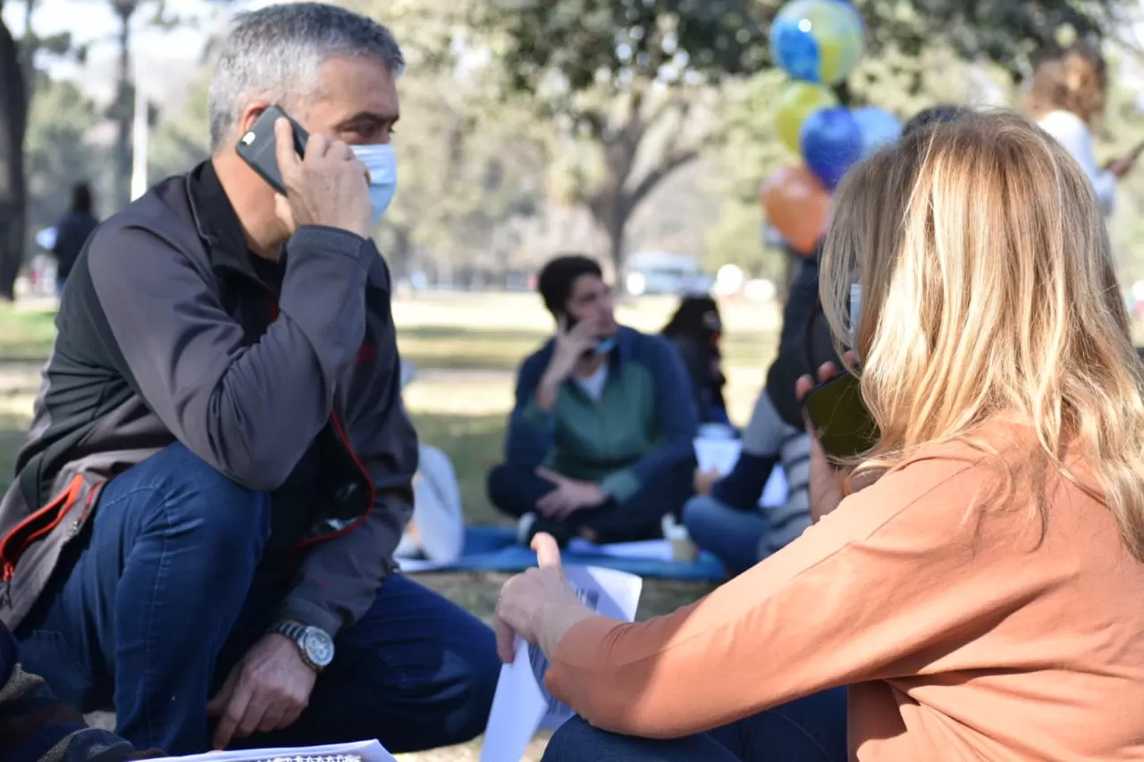 José Cano y Silvia Elías de Pérez encabezaron una maratón de llamadas a los votantes para explicar sus propuestas y pedir el voto.
