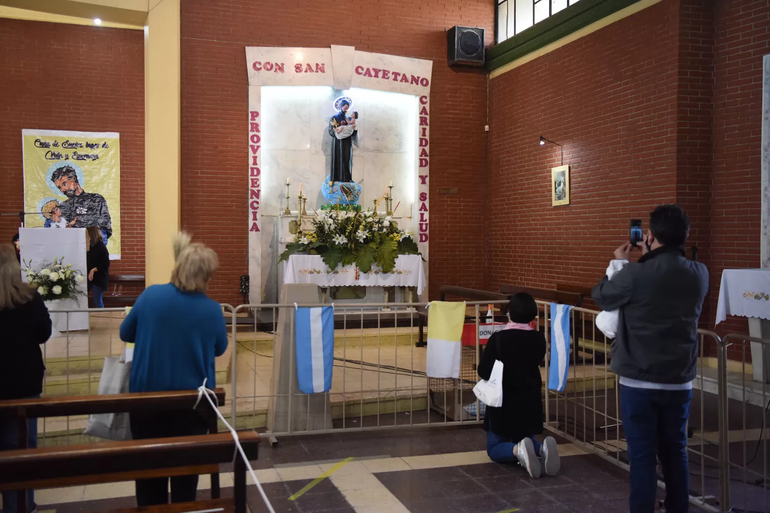 SENTIDO PERO RÁPIDO. Por procotolo, los visitantes no podían permanecer mucho tiempo en el templo, pero eso no les impidió hacer sus oraciones. 