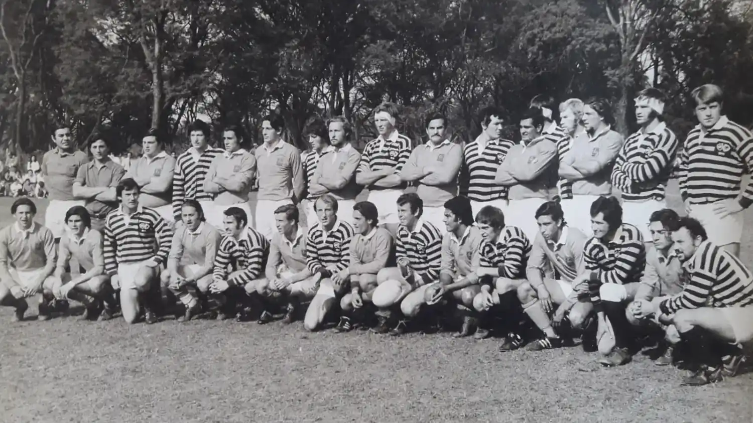 ESTRENO ABSOLUTO. Los jugadores del seleccionado tucumano posan con su flamante naranja junto a los británicos de Oxford-Cambridge en Lawn Tennis. Ese día nació el mayor símbolo del rugby tucumano. 