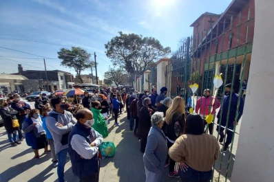 Cientos de personas aglomeradas en la parroquia de San Cayetano