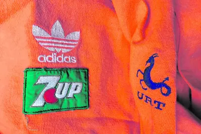La Naranja pateó el tablero al usar por primera vez una camiseta con publicidad