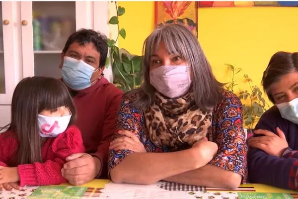 En Santiago, una mujer trans se convirtió en mamá y abuela adoptiva de dos adolescentes y dos niñas