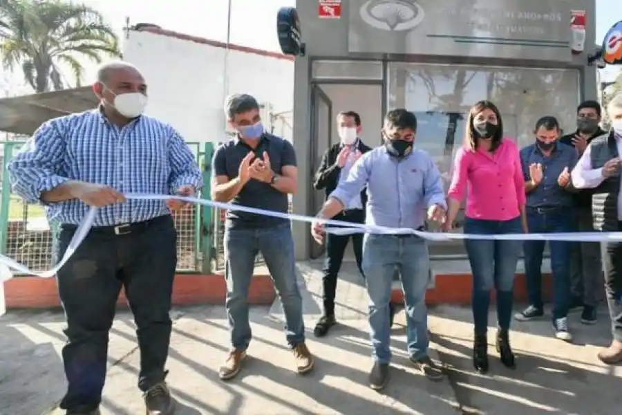 Juan Manzur inauguró cajeros automáticos en Acheral y Sargento Moya
