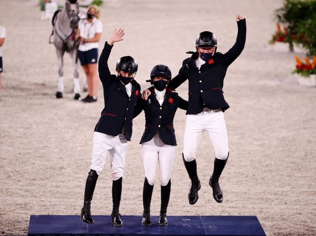 EQUITACIÓN. Tres medallistas británicos celebran a los saltos el oro.