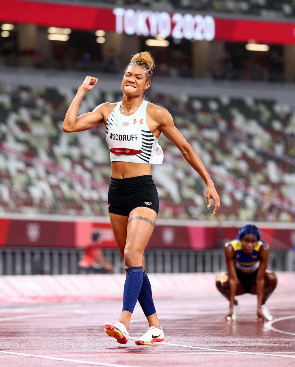 EN LA PISTA. El atletismo, la disciplina estrella de los juegos olímpicos. En la imagen, Gianna Woodruff, de Panamá, celebra tras una carrera. Como suele ocurrir en cada ocasión, las pruebas de atletismo concentran gran parte de la atención. Además, se suelen realizar en el último tramo de los Juegos, lo que genera aún más expectativa. Edición tras edición se baten nuevos récords mundiales, aparecen nuevas estrellas y se despiden otras. La multiplicidad de disciplinas es también, un gran atractor, tal como ocurre con la gimnasia artística, otra de las estrellas de los Juegos Olímpicos.