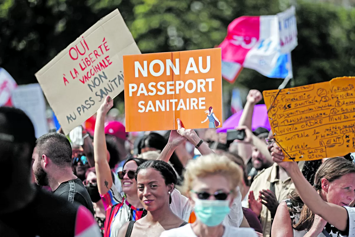 La ampliación del pase sanitario abre una brecha entre los franceses
