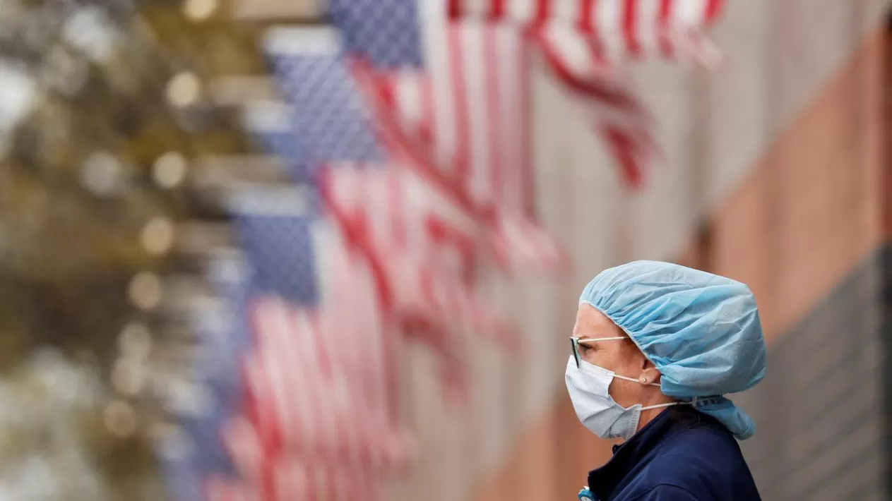 Una enfermera estadounidense a las afueras de un hospital en Nueva York. Foto: Lucas Jackson / Reuters