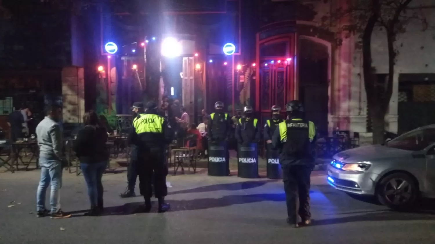 Desalojo: se toparon con 150 personas y un baile adentro de un bar