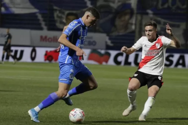 River jugó pensando en Mineiro y cayó en Mendoza