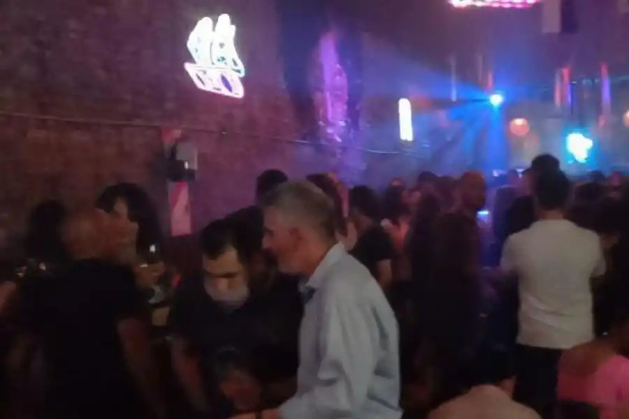 Desalojo: se toparon con 150 personas y un baile adentro de un bar