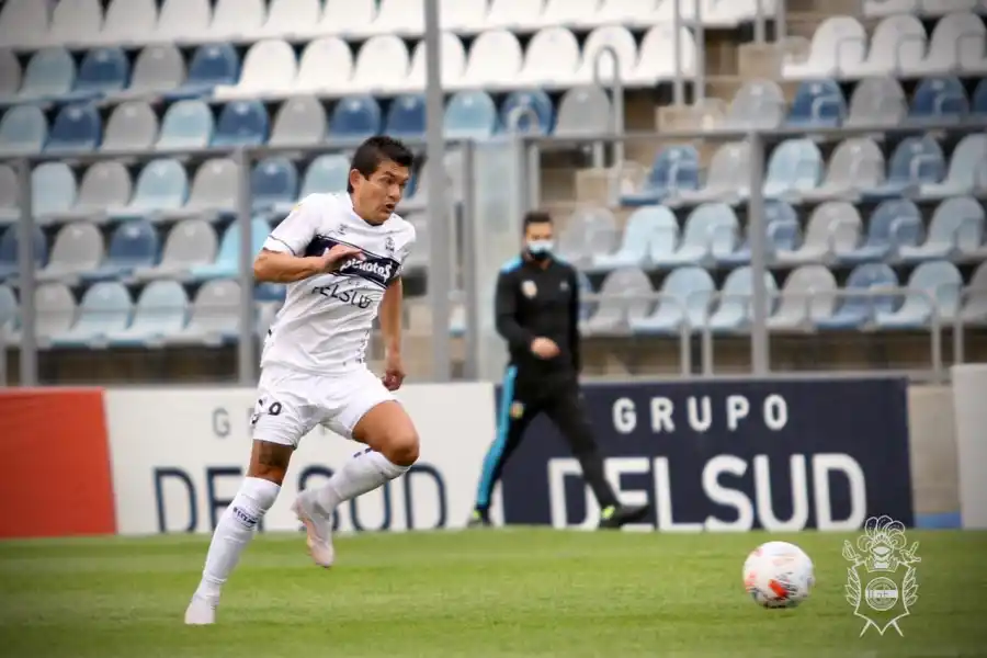Un golazo de tiro libre sentenció la derrota de Atlético en La Plata