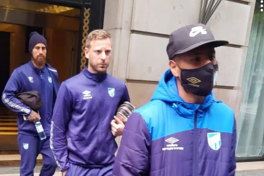 El plantel de Atlético, rumbo al estadio de Gimnasia LP. FOTO TOMADA DE TWITTER @ATOficial