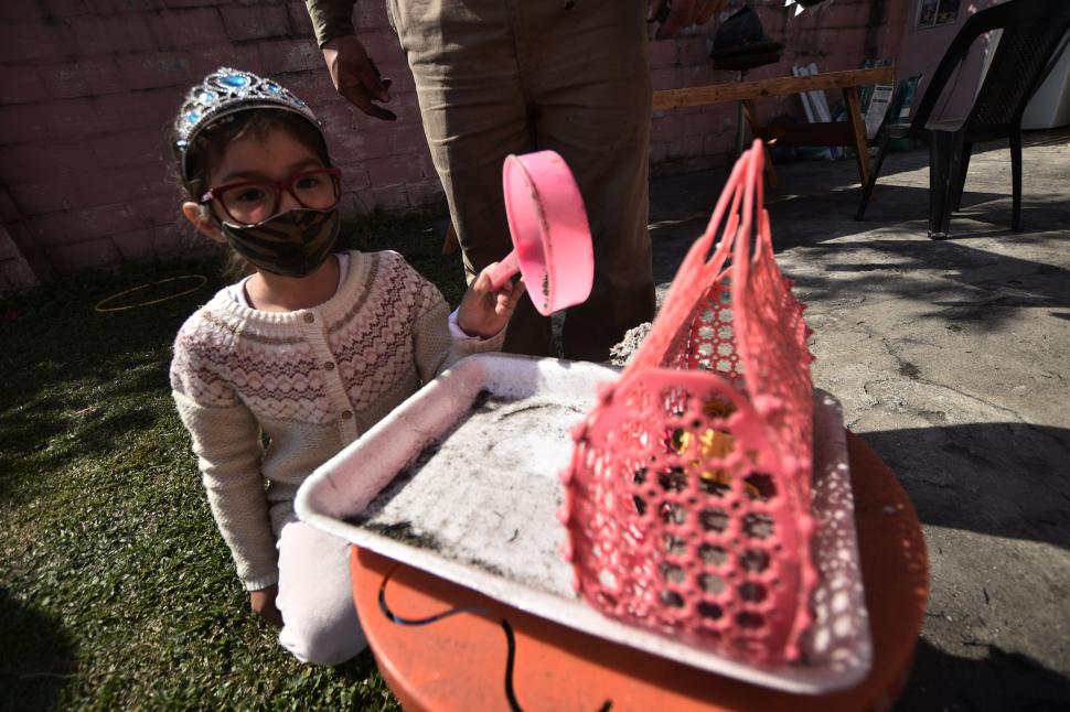 HOLLÍN. Por la “Nube negra” es que la niña Lucía, de cinco años, logró que se suspenda la molienda en el ingenio Ñuñorco.  