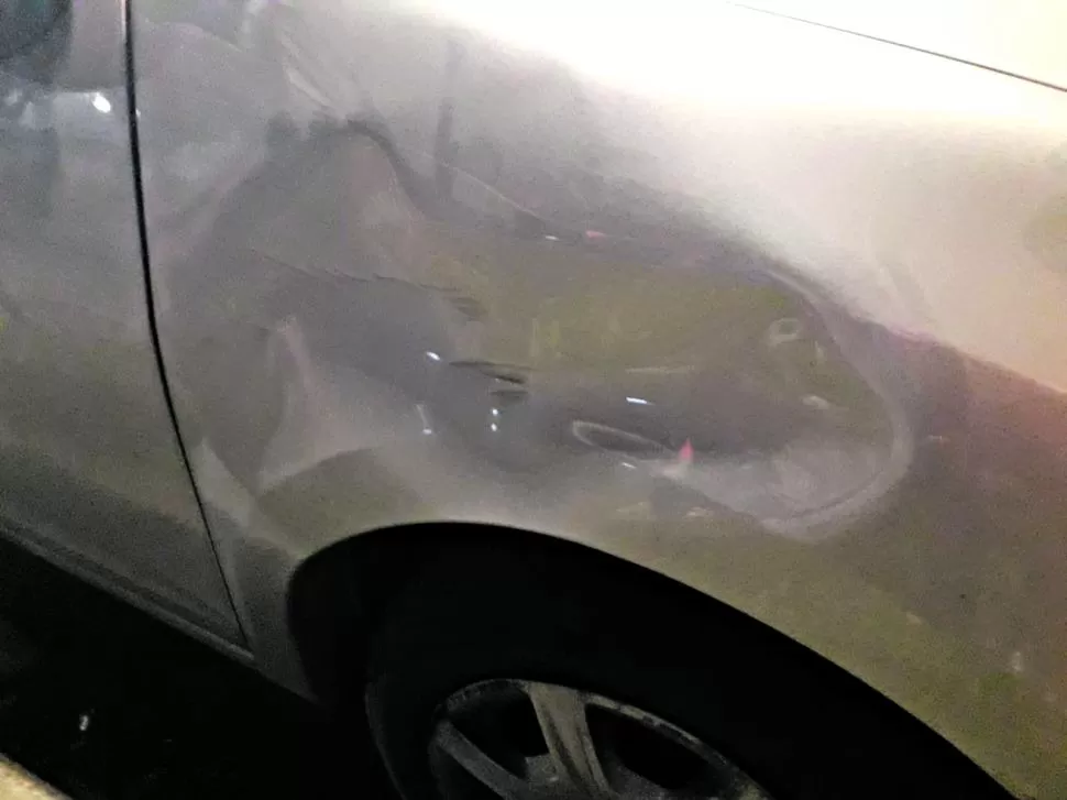 ATERRADAS. Dos víctimas se detuvieron varios metros después de haber sufrido el violento ataque. 