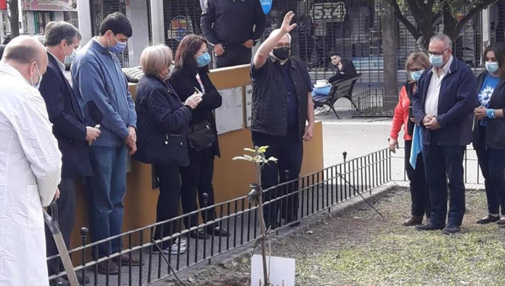 GESTO. El arzobispo, Carlos Sánchez, plantó un árbol, en homenaje al niño por nacer..