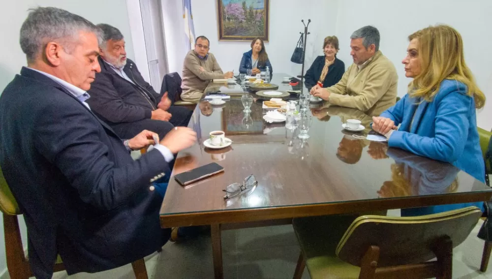 EN CAMPAÑA. Los referentes de Cambiemos Juntos, Silvia Elías de Pérez y José Cano, se reunieron con industriales tucumanos.