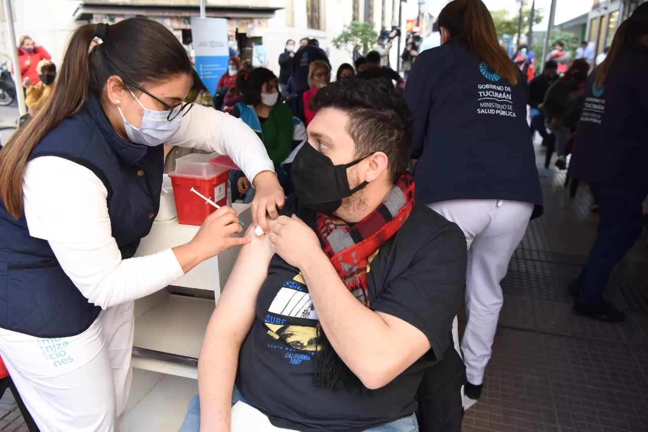 Vacunación en la peatonal Muñecas. FOTO LA GACETA / ANALÍA JARAMILLO