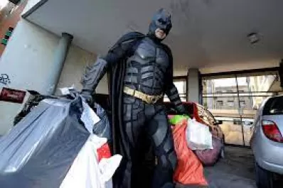 El hombre-murciélago solidario tiene una versión platense que hace poco fue noticia