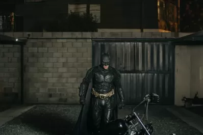 Un Batman cordobés lucha contra la tristeza de los niños internados