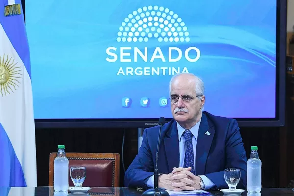 Taiana ya renunció al Senado y asumirá mañana como ministro de Defensa