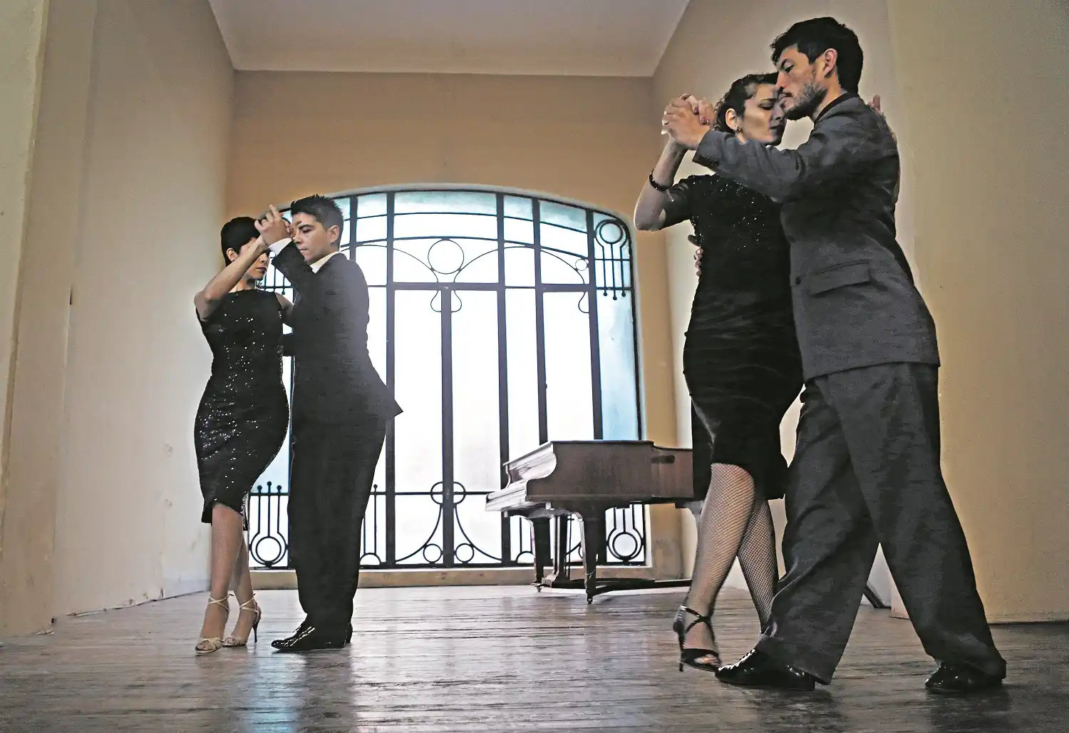 TANGO DANZA. Se baila de a dos y al compás del dos por cuatro. 
