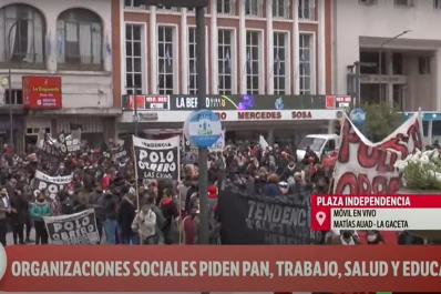 Reclamo del PO Tendencia frente a la Casa de Gobierno