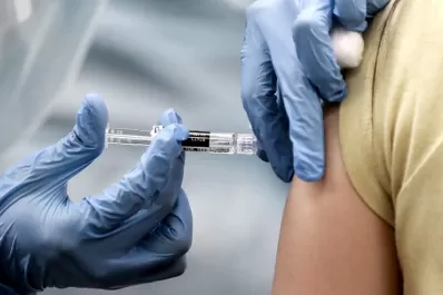 Facebook cerró 300 cuentas por promover contenido antivacuna contra la covid-19