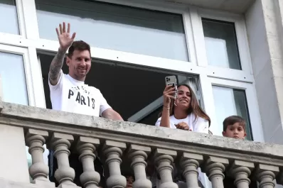 Video: así reaccionaron Messi y Antonela ante la cantidad de fanáticos en el hotel de París