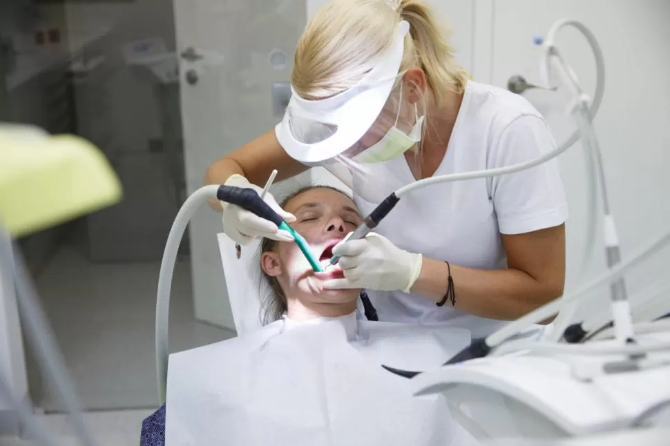 EN EL CONSULTORIO. Los pacientes llegan con urgencias y muchas veces no es posible salvar las piezas dentales. 