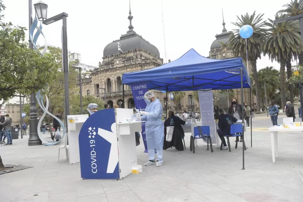 TESTEOS. En la plaza Independencia se colocó un puesto en el que realizaron tests para detectar asintomáticos.  