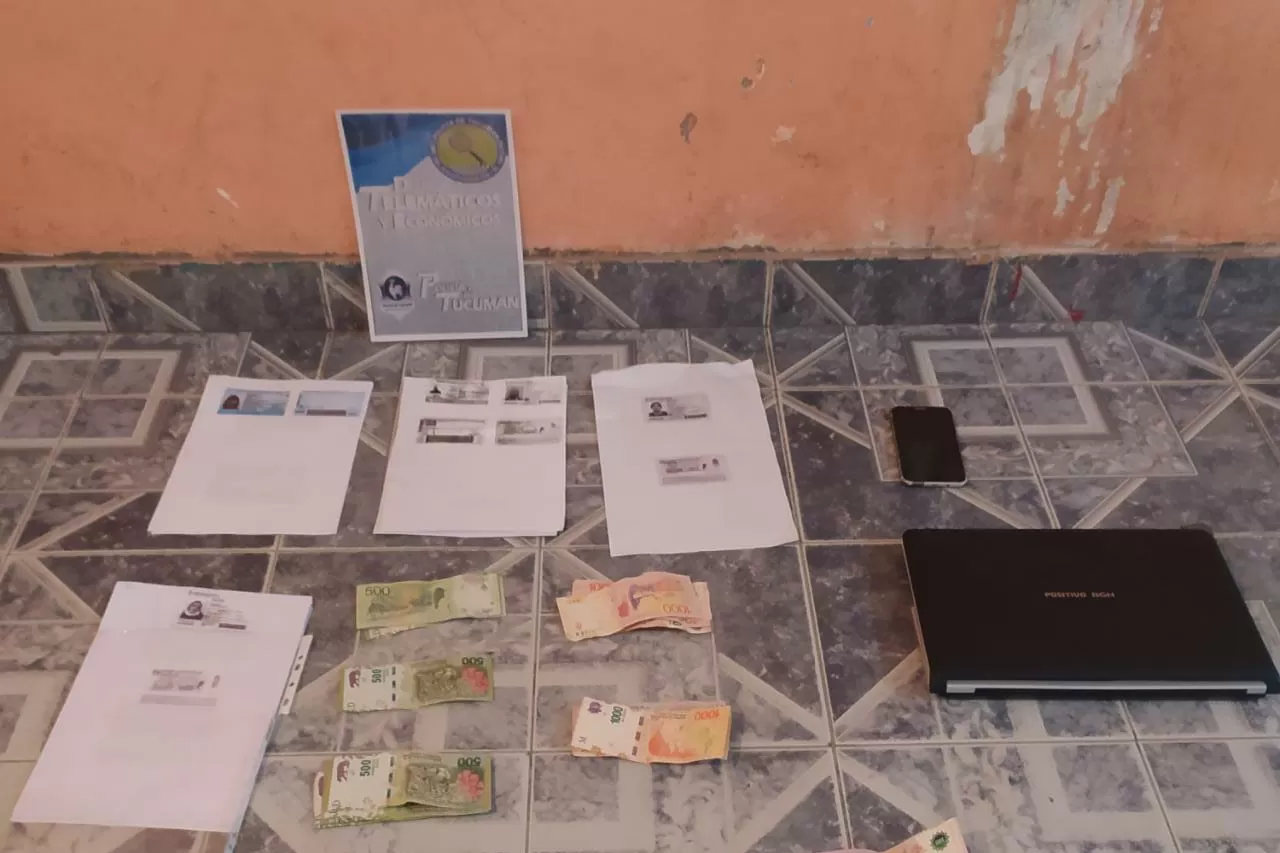 EL SECUESTRO. La documentación y los dispositivos encontrados por los investigadores. Foto: Policía de Tucumán
