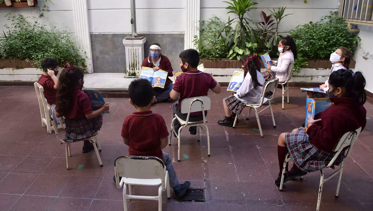 BURBUJAS. La vuelta a las aulas trajo nuevas conductas dentro y fuera del aula en las escuelas.