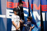 Videos: los hijos de Messi fueron el centro de todas las miradas en la presentación del PSG