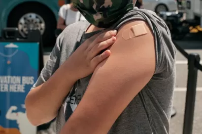 Sinopharm, entre las vacunas candidatas para inocular niños y adolescentes de 3 a 17 en la Argentina
